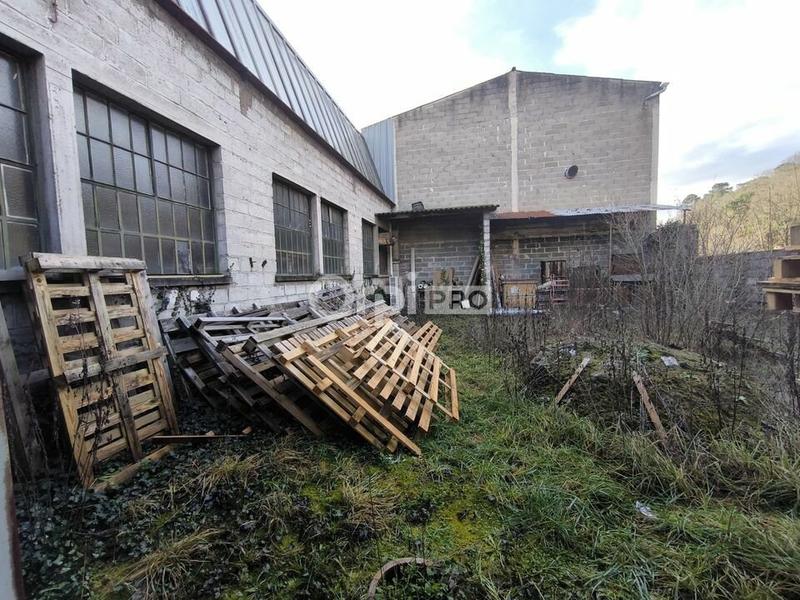 Local d'activité / Entrepôt - 889 m²