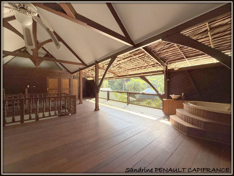 Maison de bois - 268 m² - 5 pièces