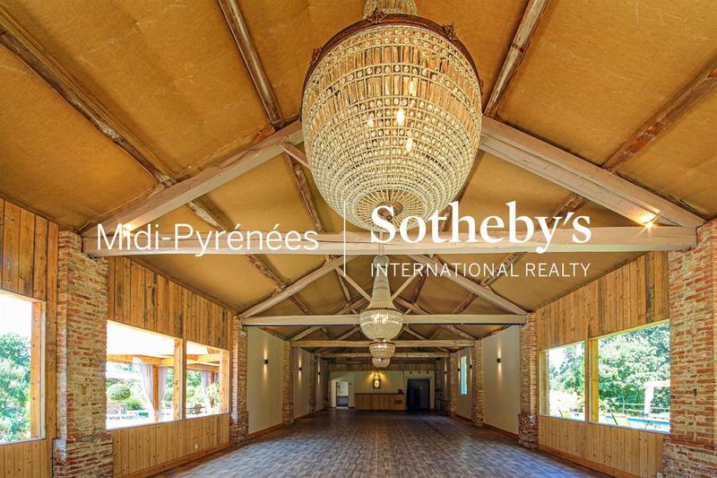 Maison - 1 000 m² - 20 pièces