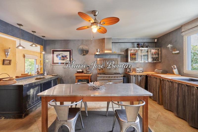 Maison - 300 m² - 6 pièces