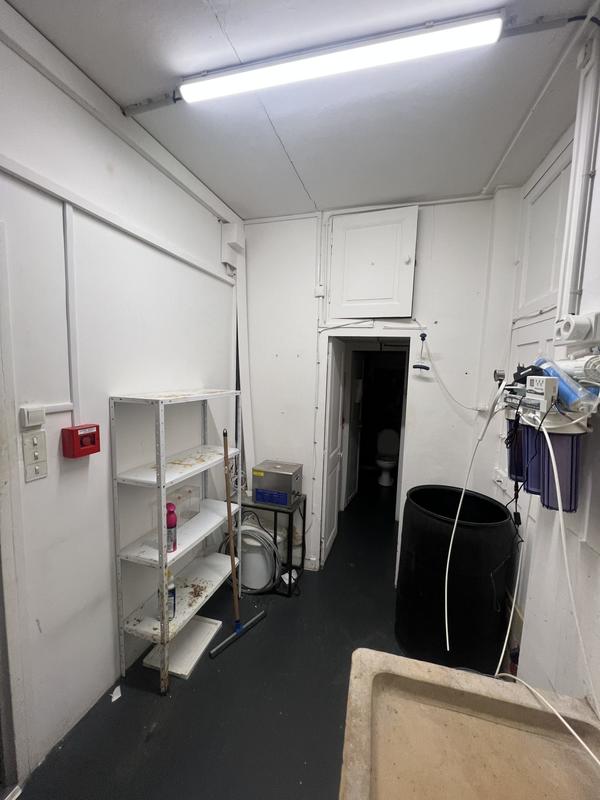 Local commercial - 150 m² - 5 pièces