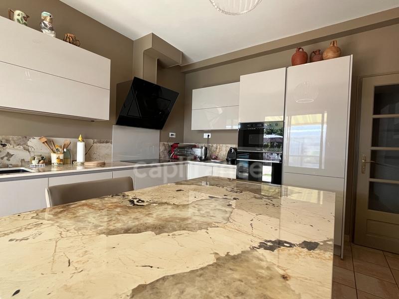 Maison - 268 m² - 8 pièces