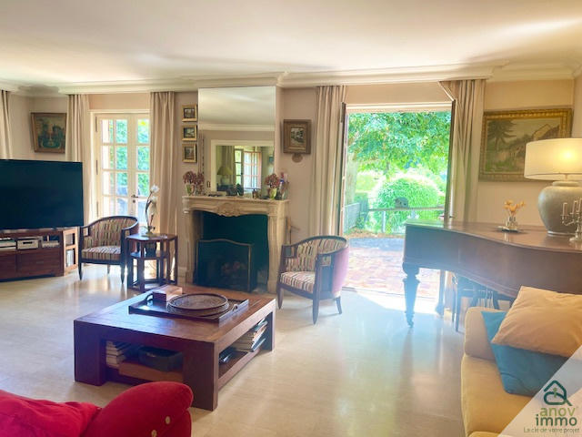 Propriété - 301 m² - 9 pièces