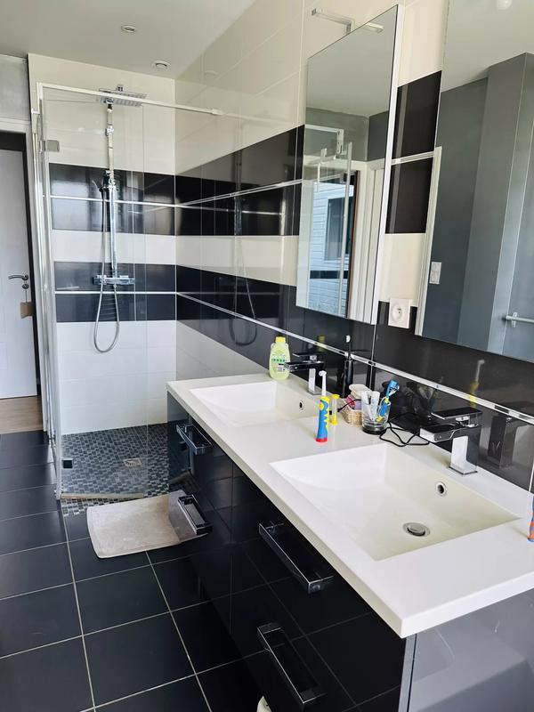 Maison - 225 m² - 9 pièces