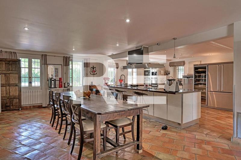 Mas - 550 m² - 16 pièces