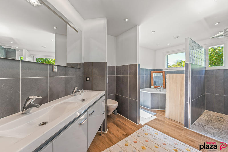 Maison - 350 m² - 8 pièces