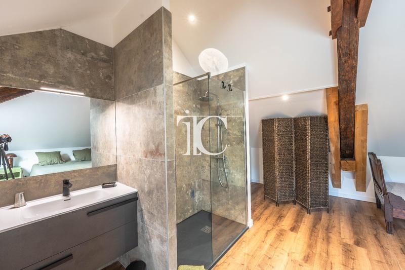 Maison - 334 m² - 8 pièces