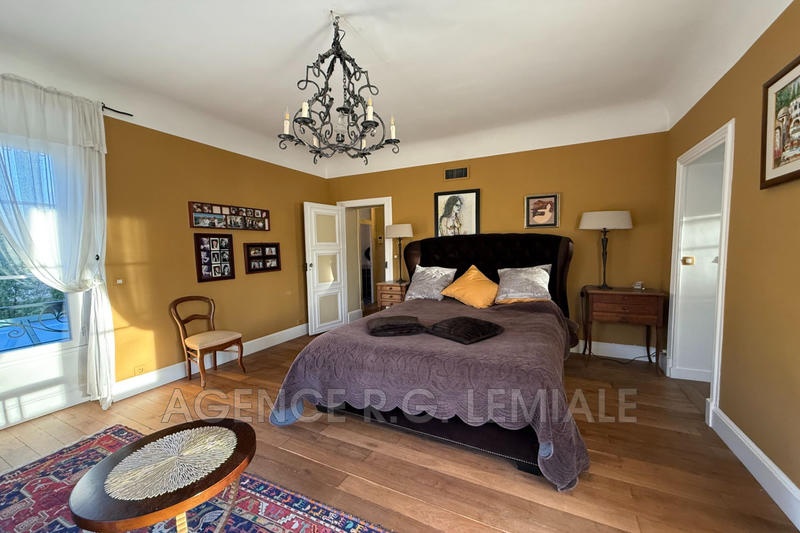 Maison - 326 m² - 12 pièces