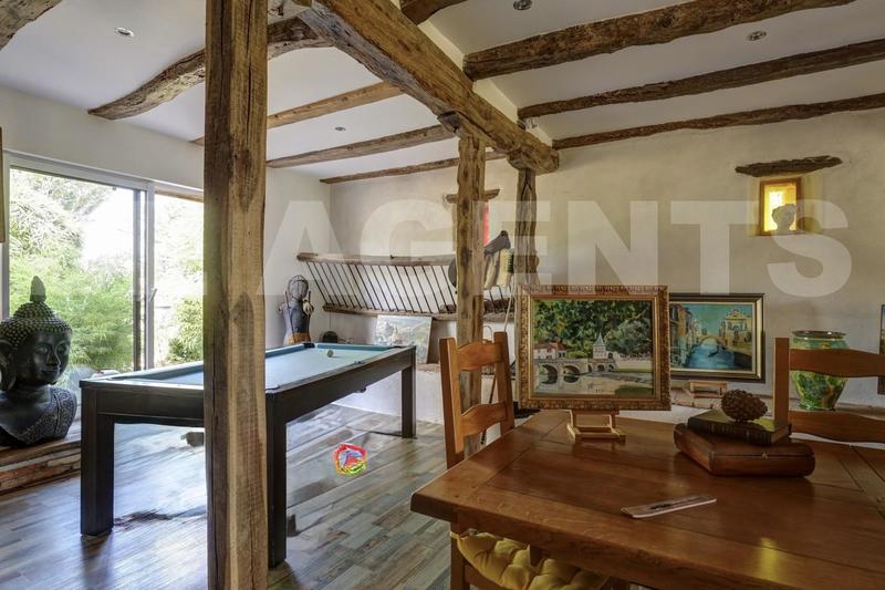 Propriété - 333 m² - 10 pièces