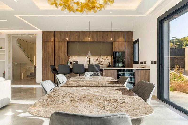 Maison - 220 m² - 5 pièces