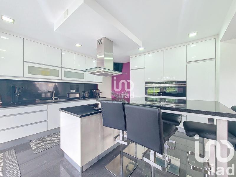 Maison - 240 m² - 8 pièces