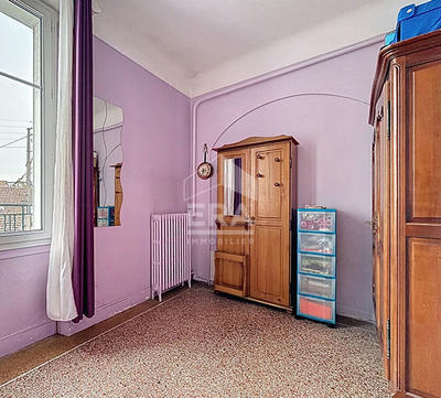 Immeuble - 9 m² - 11 pièces