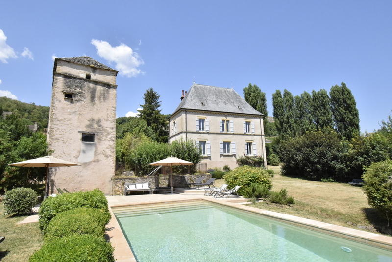 Maison - 330 m² - 10 pièces