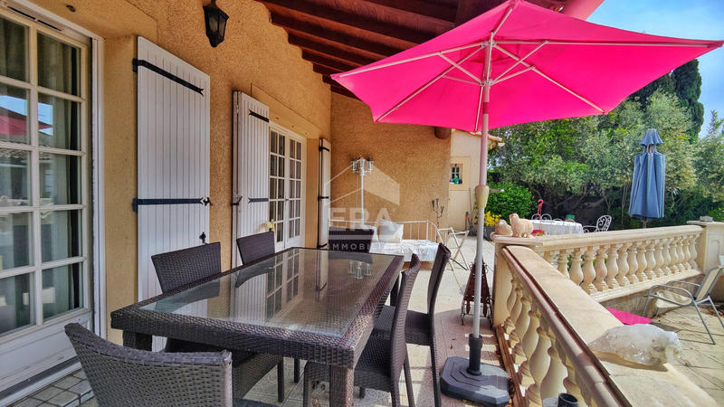 Maison - 221 m² - 8 pièces