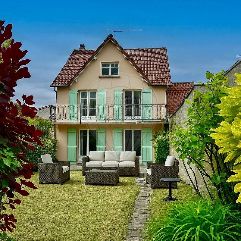 Maison - 210 m² - 7 pièces