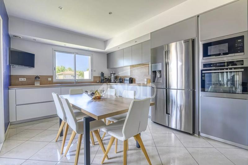 Maison - 250 m² - 12 pièces