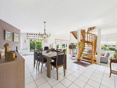 Maison contemporaine - 182 m² - 6 pièces