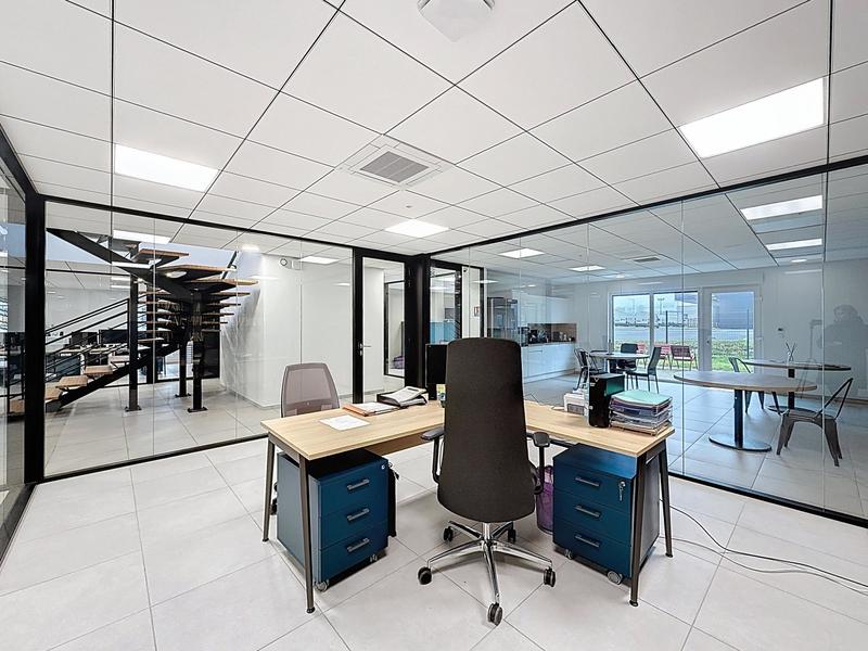 Local commercial - 2 400 m² - 20 pièces