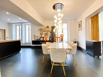 Maison - 290 m² - 11 pièces