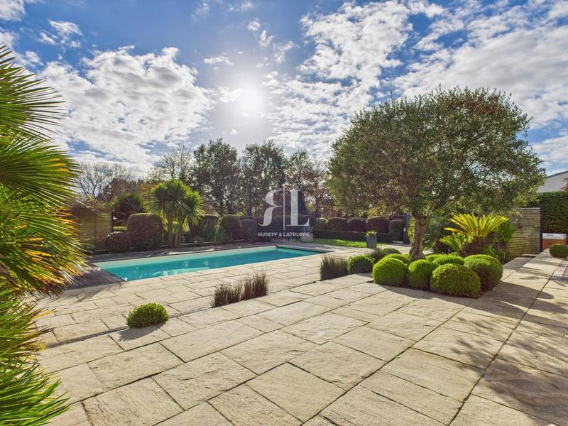 Maison - 230 m² - 5 pièces