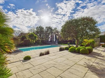 Maison - 230 m² - 5 pièces