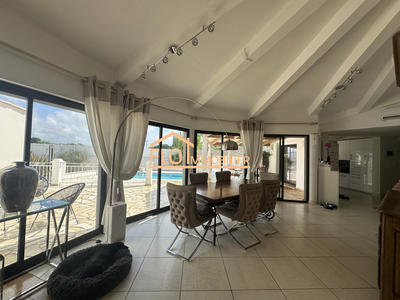 Maison - 230 m² - 7 pièces