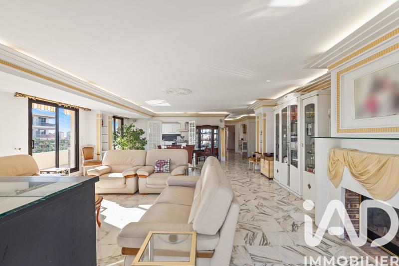 Appartement - 211 m² - 6 pièces