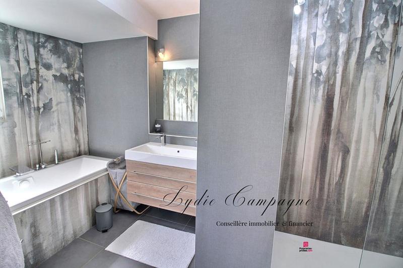 Demeure - 215 m² - 9 pièces