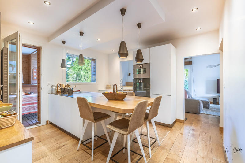 Maison - 270 m² - 11 pièces