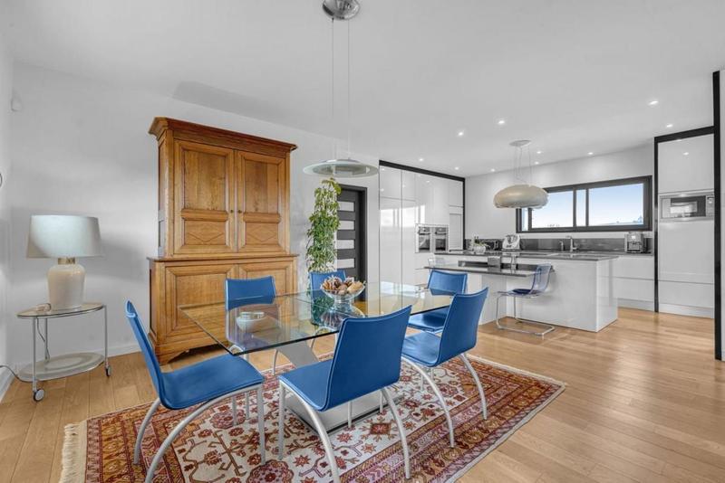 Propriété - 253 m² - 6 pièces