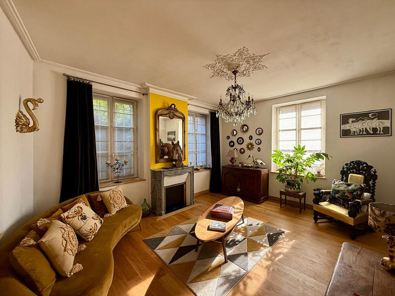 Maison - 250 m² - 8 pièces