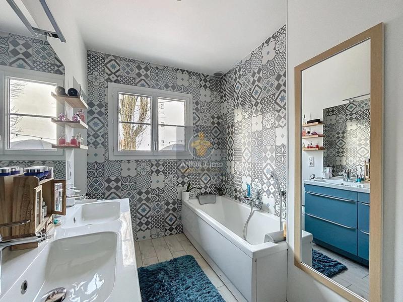 Maison - 220 m² - 7 pièces