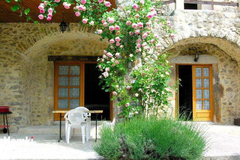 Maison - 1 800 m² - 31 pièces