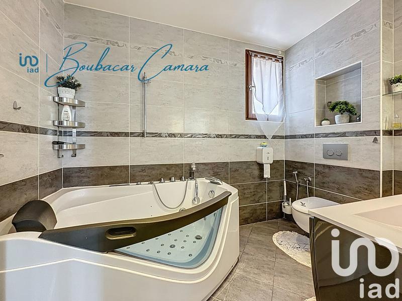 Maison - 203 m² - 8 pièces