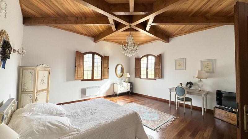 Propriété - 300 m² - 8 pièces