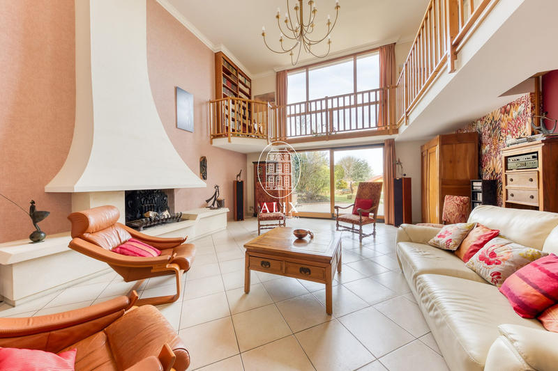 Maison - 224 m² - 9 pièces