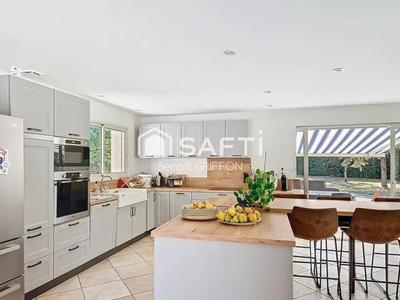 Maison - 204 m² - 7 pièces