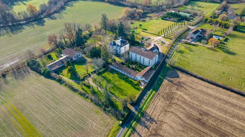 Maison - 3 512 m² - 48 pièces