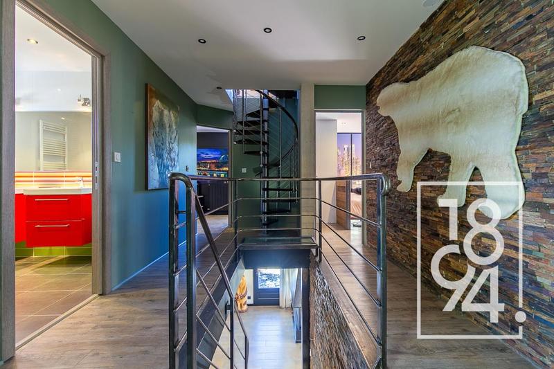 Maison - 235 m² - 8 pièces