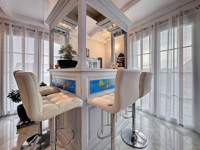 Maison - 230 m² - 9 pièces