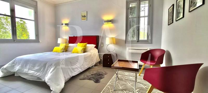 Propriété - 450 m² - 8 pièces