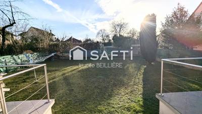 Maison - 221 m² - 8 pièces