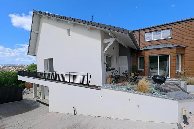 Maison - 215 m² - 9 pièces