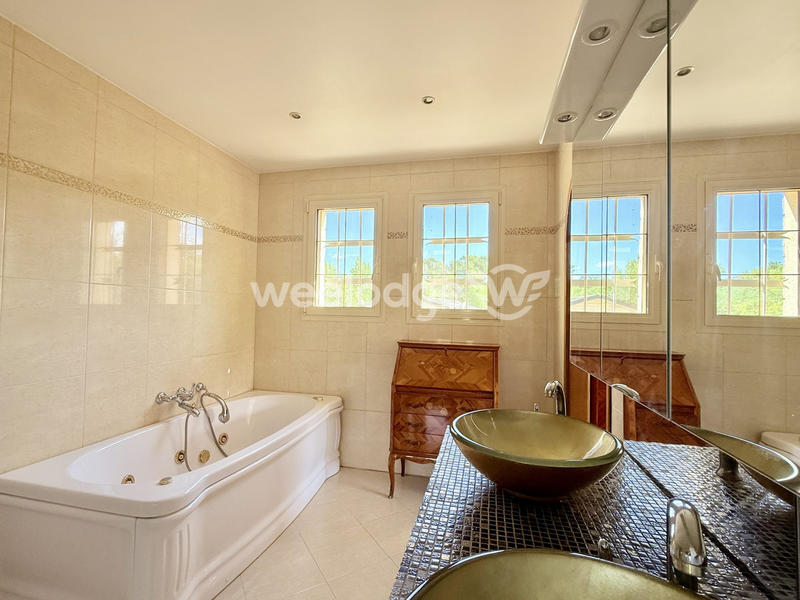 Maison traditionnelle - 225 m² - 9 pièces