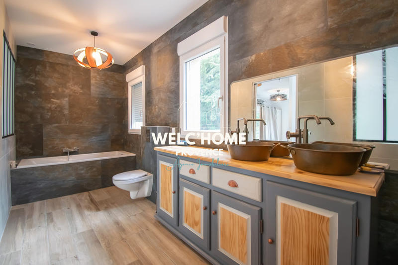 Maison - 235 m² - 7 pièces