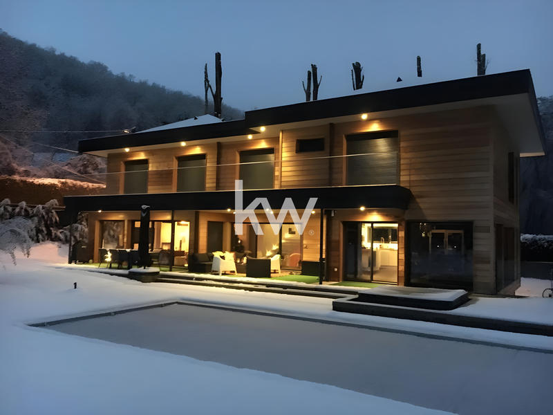 Maison - 335 m² - 7 pièces