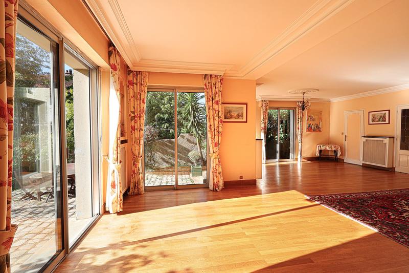 Maison - 220 m² - 8 pièces