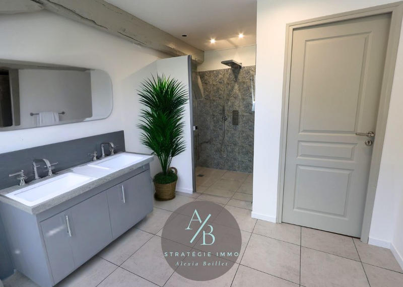 Maison - 310 m² - 9 pièces