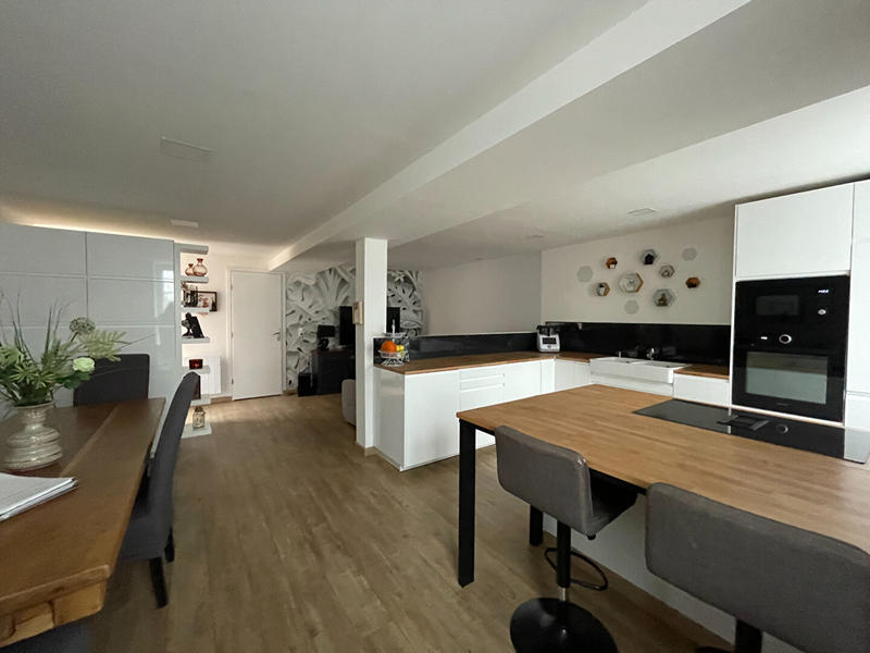 Maison - 221 m² - 7 pièces