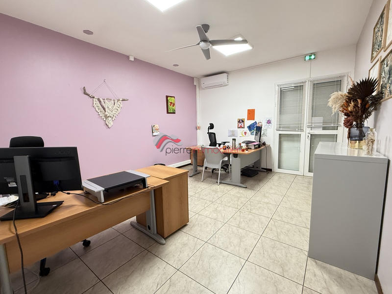 Local commercial - 200 m² - 8 pièces